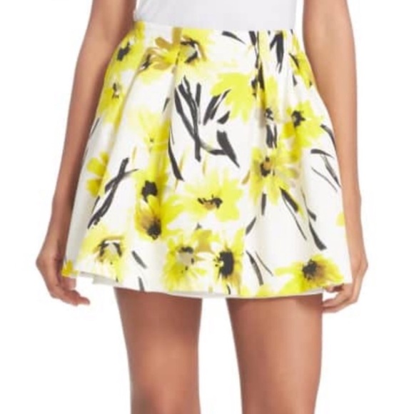 Alice + Olivia Connor' Floral Print Miniskirt. Size 2 - Picture 7 of 10